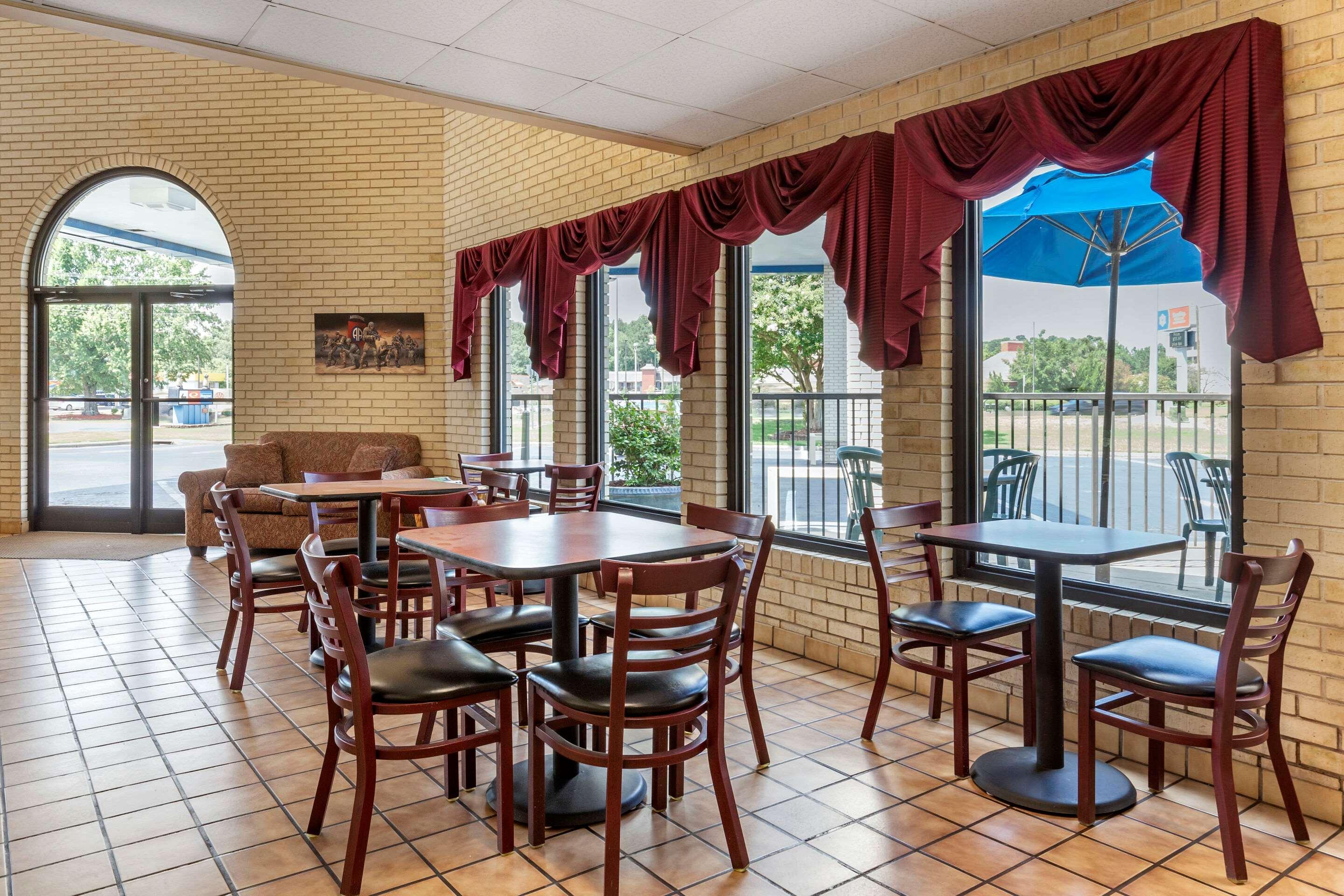 Econo Lodge *