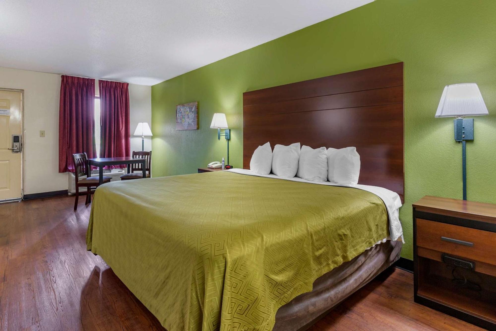 Econo Lodge *